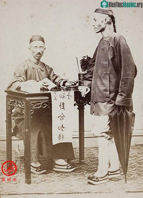 Bức ảnh chụp một thầy bói năm 1868.