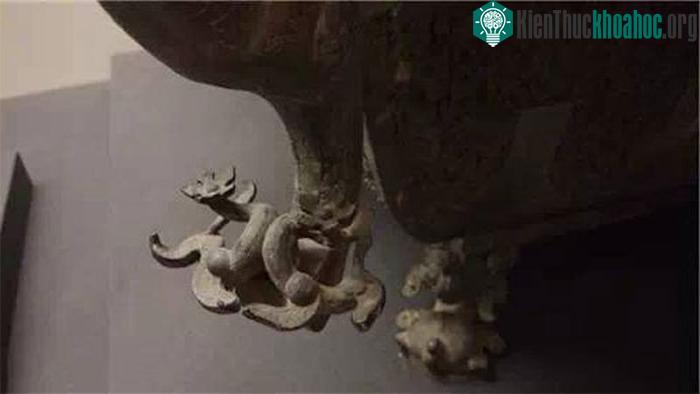 Hai nắp ở trên, một nắp cố định, một nắp có thể đi động, đặt băng vào bên trong để giữ lạnh.