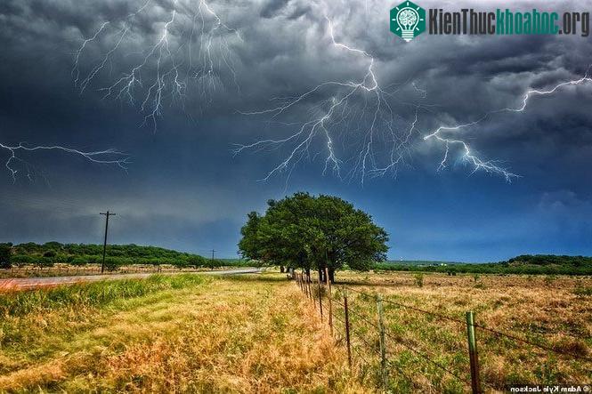 Ảnh thật cứ ngỡ như photoshop. Thiên tai đáng sợ, nhưng không kém phần ấn tượng.