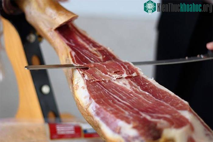 Miếng giăm bông Iberia cao nhất thế giới được bán với giá 14.100 USD.