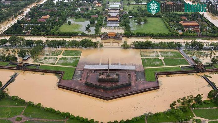 Mưa lớn, nước lũ dâng cao bao quanh khu vực Đại Nội Huế