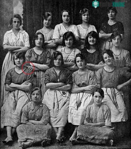 Phát hiện điều kỳ lạ trong bức ảnh năm 1900 khiến cư dân mạng sợ hãi ảnh 0