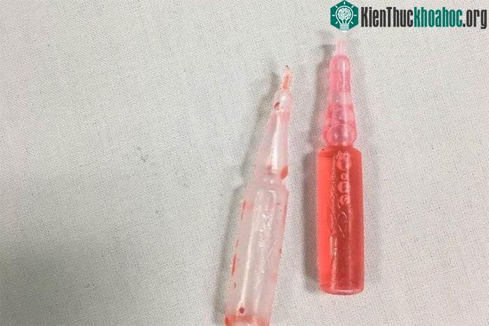 Một loại thuốc diệt chuột thế hệ mới có màu sắc giống kẹo, có dạng dung dịch giống siro.