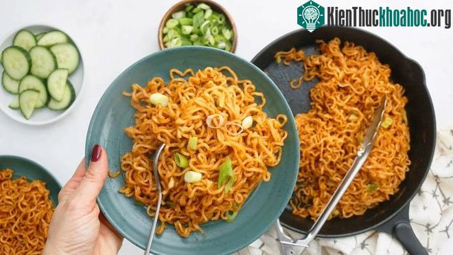 Thay đổi cách chế biến có thể khiến mì gói lành mạnh và ngon miệng hơn.