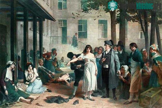 Hình ảnh minh họa bác sĩ ra lệnh tháo xích ở chân cho một người phụ nữ mắc bệnh tâm thần