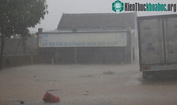Chùm ảnh: Mưa lũ lịch sử ở Quảng Bình, nước ngập quốc lộ 1A hơn một mét, xe cộ chôn chân hàng km
