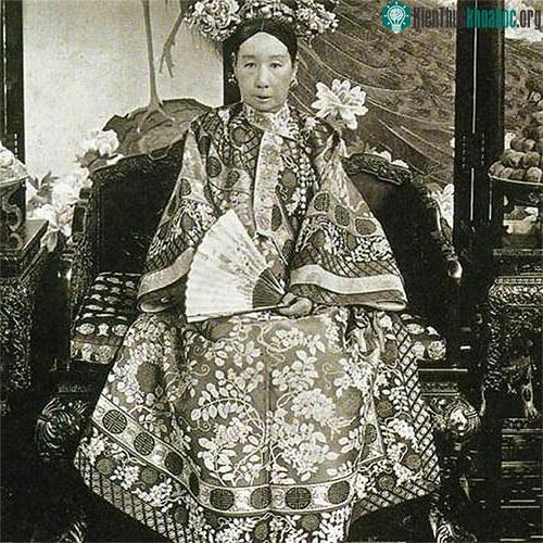 Từ Hi Thái Hậu nổi tiếng với việc sử dụng ngọc trai nghiền thành bột để bôi lên mặt.