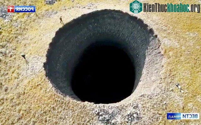 Hình ảnh hố sụt xuất hiện ở Siberia.