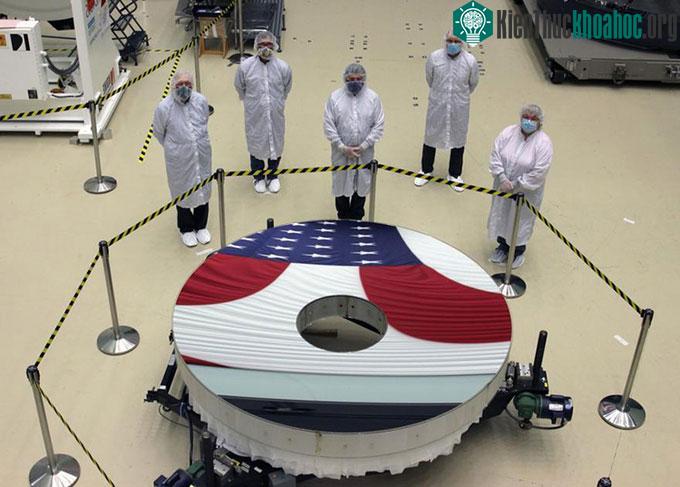 NASA đã lắp đặt xong gương chinh của kính viễn vọng Nancy Grace Roman.