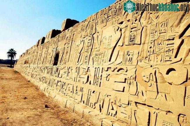 Chữ tượng hình được tạo ra bởi trí tuệ của vị thần trí tuệ Thoth.