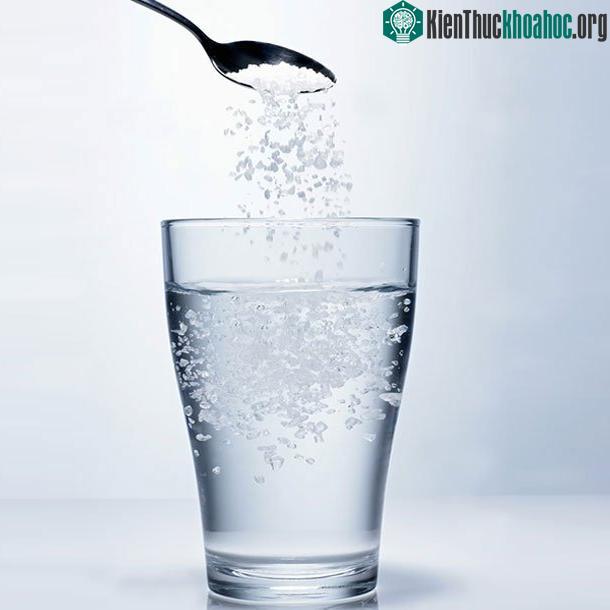 Khi bạn bỏ muối vào một cốc nước trong thì mực nước trong cốc sẽ giảm đi