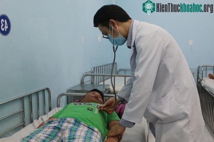 Bác sĩ Tuấn khám cho bệnh nhi sốt xuất huyết.