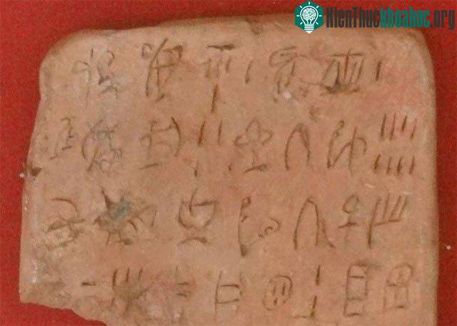 Hình cắt của một bảng chữ Linear A được tìm thấy tại cung điện Minoan.