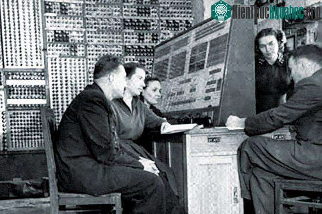 Các nhà khoa học bên cạnh chiếc máy tính điện tử MESM đầu tiên của Liên Xô năm 1952.