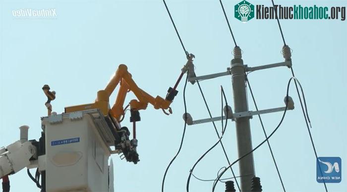Quá trình đấu nối điện do robot thực hiện sẽ diễn ra trong hơn một giờ đồng hồ.