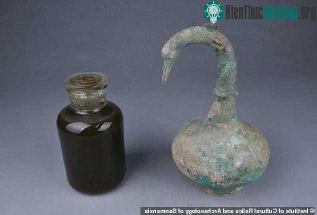 Chiếc bình cổ và chất lỏng bên trong.