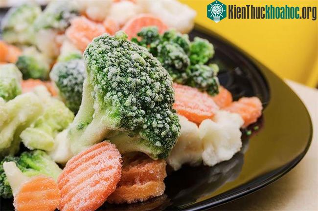 Để hâm nóng nhanh và đều hơn, bạn có thể cắt thức ăn thành các miếng nhỏ kích thước bằng nhau.