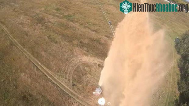 Khí CO2 tạo ra sẽ hình thành áp lực khủng khiếp, tạo nên một vụ phun trào.