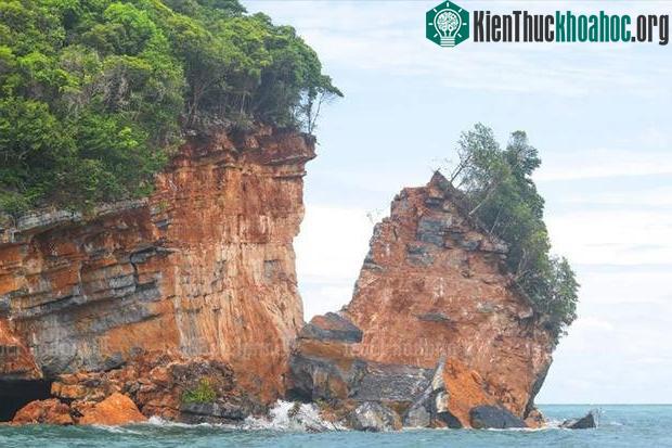 Mảng lớn của đảo Ko Hintaek, Thái Lan đã vỡ ra và đang rơi xuống biển