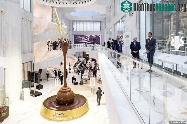 Đài phun socola của Lindt Home cao đến 9 mét.