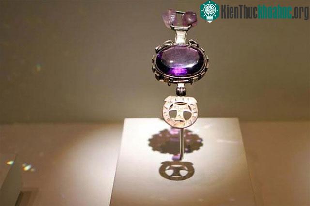Sapphire tím Delhi nổi tiếng được trưng bày.