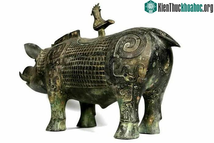 Cổ vật bằng đồng mang tên "Thương đại thỉ hình đồng tôn" có hình con lợn.