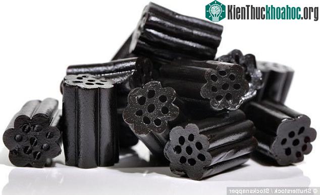 &nbsp;Ăn quá nhiều cam thảo đen có thể gây tình trạng nhịp tim bất thường nhất là đối với người trên 40 tuổi.
