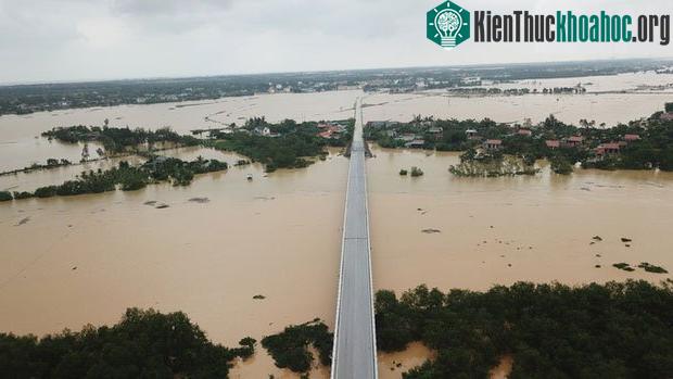 Con đường tỉnh lộ duy nhất để vào xã Tân Ninh ngập sâu trong nước
