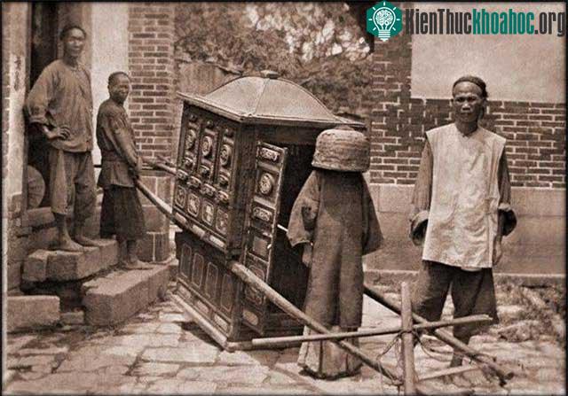 Bức ảnh chụp lại cảnh tượng rước dâu của người dân triều Thanh trong giai đoạn 1911 - 1913.