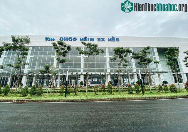 Phía trước bến xe Miền Đông mới (khu vực nhà ga trung tâm) đã hoàn thiện các cảnh quan