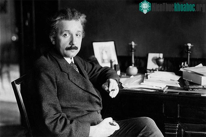 Không phải chỉ có mỗi Einstein nghiên cứu về phương trình E=mc^2