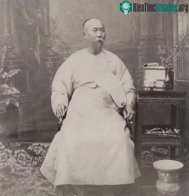 Ông sinh ra trong một gia đình quan lại giàu có