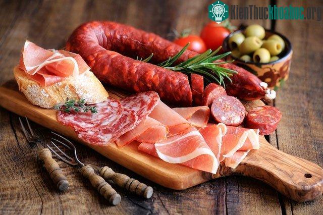 Nhiều thực phẩm chế biến sẵn cũng bị xem là đồ ăn làm tăng nguy cơ mắc ung thư.