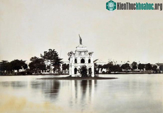 Tháp Rùa với tượng Nữ thần Tự Do ở hồ Gươm.