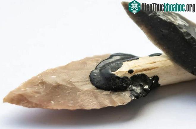 Việc sử dụng lửa để sản xuất giáo bằng gỗ đã có từ khoảng 400.000 năm trước.