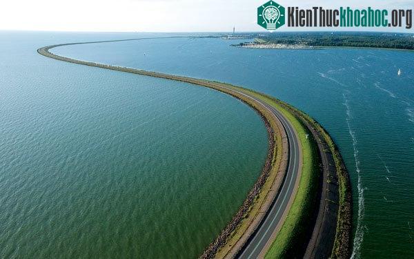 Tuyến đường đê Houtribdijk hoàn thành vào năm 1975 tại Hà Lan