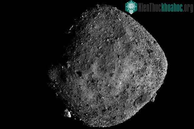 Bennu là một tiểu hành tinh nhỏ giữa Trái đất và sao Hỏa.