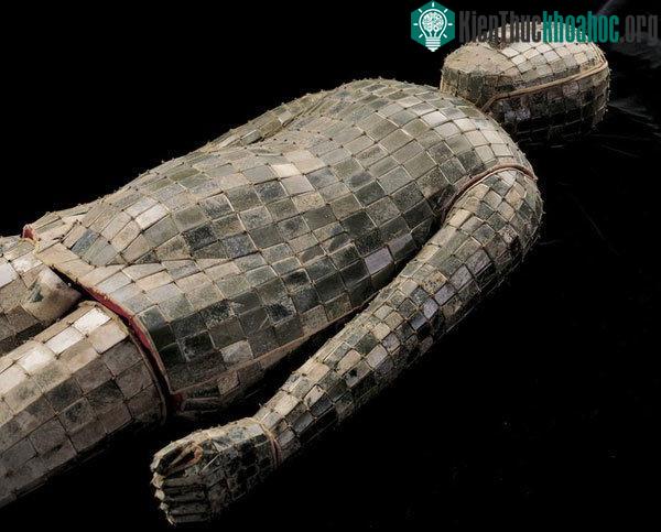 Trên thực tế, những thi thể bên trong ngọc y vẫn bị phân rã bình thường