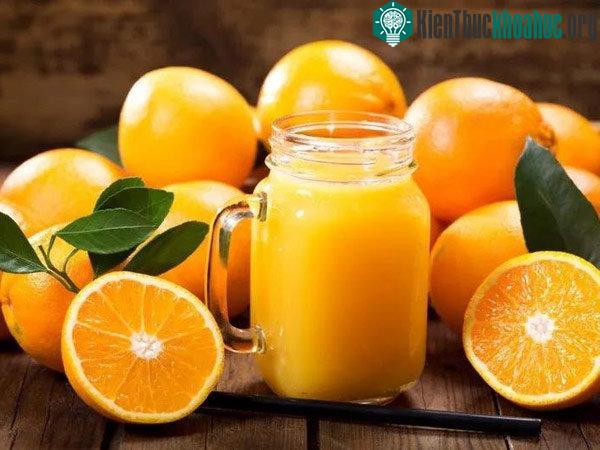 Nước cam nhiều đường và calo như soda