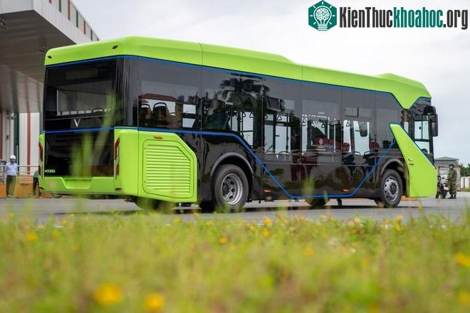 Xe buýt điện của VinFast lần đầu chạy thử ảnh 1