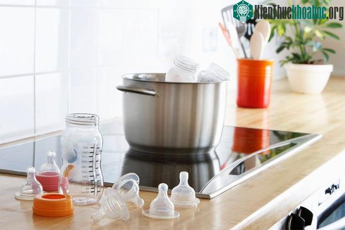 Các nhà khoa học đã tiến hành thử nghiệm quá trình giải phóng hạt vi nhựa với bình sữa trẻ em.