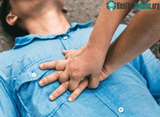 Ảnh minh họa phương pháp ép tim ngoài lồng ngực.