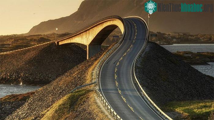 Cầu có chiều dài khoảng 8 km, được thiết kế hình dáng ngoằn ngoèo với nhiều đường cua bất ngờ.