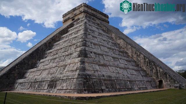 Kim tự tháp Kukulkan là một trong những công trình kiến trúc ấn tượng nhất ở Chichen Itza