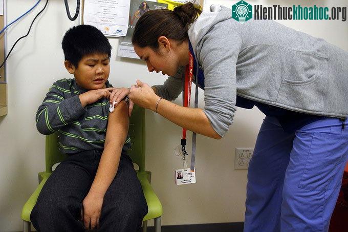 Trẻ em tại Mỹ được tiêm vaccine phòng cúm năm 2013.