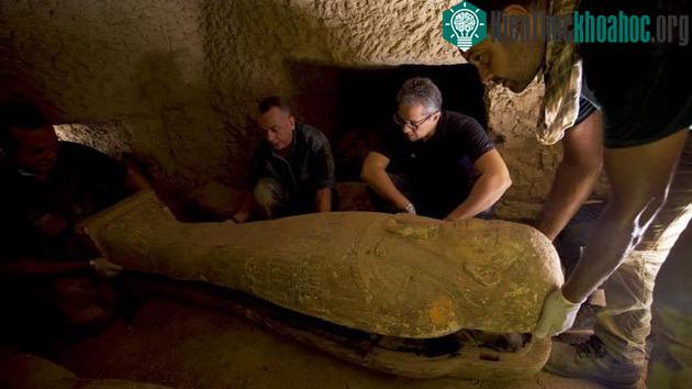 Các nhà khảo cổ tác nghiệp tại Saqqara.