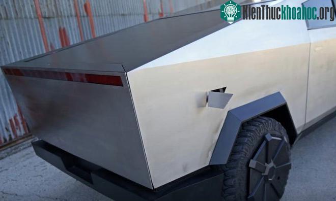 Bản sao của Cybertruck được chế từ xe chiếc Ford Raptor F-150.