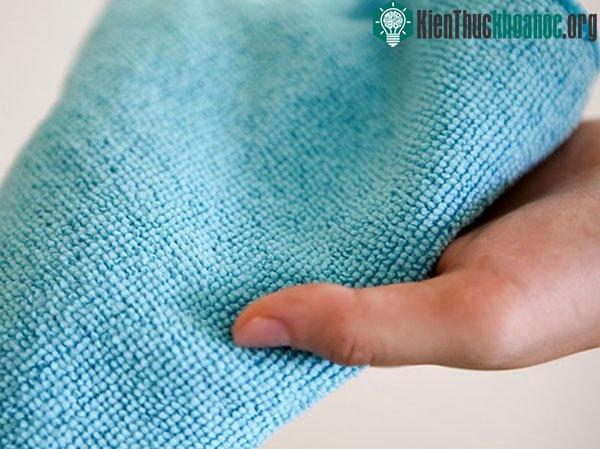 Làm sạch màn hình tivi