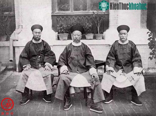 Bức ảnh chụp Thuần Thân vương Dịch Hoàn, đại thần Lý Hồng Chương và đô thống Thiện Khánh