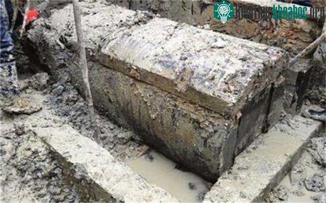 Cỗ quan tài là thứ duy nhất còn lại trong lăng mộ.